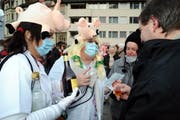 Keine Angst vor der Schweinegrippe, ein Gläschen tötet alle Viren ab. (Bild Erhard Gick/Neue SZ)