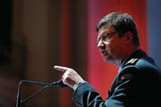 Der stellvertretende Armeechef Aldo Schellenberg bei seinem Referat an der Generalversammlung der Zuger Offiziere im Casino Zug. (Bild: Stefan Kaiser (11. Januar 2018))