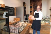 Roland Lobsiger zeigt das Käsesortiment in seinem neuen Laden. (Bild: Jonas von Flüe)