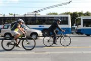 Das Tragen von Velohelms kann im Falle eines Unfalls Leben retten.