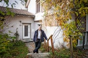 Urban Frye vor seiner Liegenschaft an der St.-Karli-Strasse. Bild: Manuela Jans-Koch (Luzern, 17. November 2016)