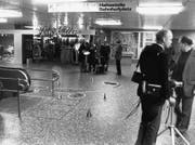 19. November 1979: Polizisten und Medienleute im Shopville beim Hauptbahnhof Zürich, wo ein Terrorist der Rote-Armee-Fraktion auf der Flucht nach einem Banküberfall eine Passantin erschossen und einen Polizisten verwundet hatte. (Bild: Keystone)