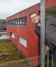 Pirmin Jung beim Eingang zu seinem Ingenieurbüro in Rain. (Bild: Nadia Schärli (26. April 2017))