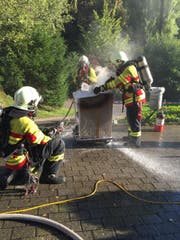 Die Feuerwehr beim Löschen der brennenden Fritteuse. (Bild: pd/Feuerwehr Stadt Luzern)