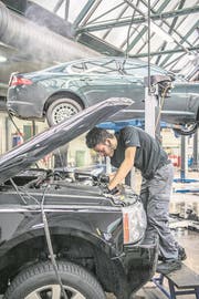 Omar El-Jamal von der Garage Epper an der Horwerstrasse 81 in Luzern bei Wartungs- und Reparaturarbeiten am Kühlsystem eines Kundenfahrzeugs. Das Bild entstand am Montag, 19. März 2018. Bild: (Pius Amrein / LZ) Wirtschaft, Automobil, Autoindustrie, Auto, Fahrzeug, Mechaniker, Autogarage, Werkstatt, Motor (Bild: Pius Amrein (Luzern, 19. März 2018))