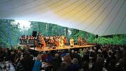 Stimmungsvoller Rahmen für musikalische Völkerverständigung: einheimische Volksmusiker und Gäste aus der Mongolei auf der Bühne in der Lichtung Gsang bei Giswil. (Bild Manuela Jans-Koch)