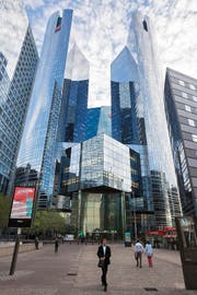 Das Zentrum der Pariser Finanzindustrie «La Defense». Unter anderem hierhin will die Regierung weitere Finanzdienstleister locken. (Bild: Getty)
