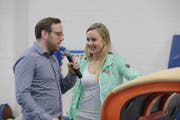 Philipp Sager, Moderator bei Tele 1, im Gespräch mit Europameisterin Ariella Käslin. (Bild: PD / Thomas Huwyler)