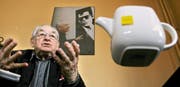 Andrzej Wajda, «magisch» fotografiert durch eine Glastischplatte, bei einem Interview in seiner Heimat Warschau. Bild: Czarek Sokolowski/Keystone (17. Dezember 2007)