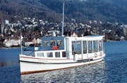 Das MS Schwan während seiner Probefahrt auf dem Zugersee vor rund drei Jahren. (Bild: Werner Schelbert (12. März 2015))