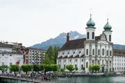 Die experimentelle «Box» des Stadttheaters soll zwischen dem Theater und der Jesuitenkirche zu stehen kommen. (Bild: Dominik Wunderli / Neue LZ)