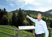 Verwaltungsrat Ruedi Marty zeigt auf den Brückenstandort. (Archivbild Erhard Gick/Neue SZ)