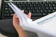 Der Schwyzer Kantonsrat hat beschlossen, den Steuerfuss anzuheben. (Bild: Keystone)