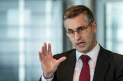 Felix Graf, CEO der CKW, an der Bilanzmedienkonferenz in Luzern. Zu schaffen machen der CKW die tiefen Marktpreise. (Bild: Keystone / Alexandra Wey)