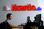 Ein Angestellter der Online-Auktionsplattform ricardo.ch in Zug. (Bild: Stefan Kaiser / Neue ZZ)