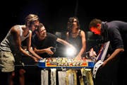 Orpheo Carcano (von links), Thomas Köppel und Nina und Luca Langensand gaben gestern im Kleintheater eine Kostprobe ihres Stücks. (Bild Nadia Schärli)
