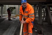 Oben donnern die Fahrzeuge vorbei, unten arbeitet Andreas Webers. (Bild Nadia Schärli)
