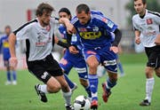 Der eingewechselte FCL-Stürmer Jacobo Ravasi setzt sich gegen Plaffeiens René Rindlisbacher durch. (Bild Keystone)