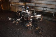 Der Lenker konnte das brennende Motorrad auf den Pannenstreifen stellen, wo es schliesslich vollständig abbrannte. (Bild: Luzerner Polizei)