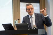 Paul Hälg, Präsident des Verwaltungsrates, spricht an der Medien- und Analystenkonferenz der Sika Technology AG Anfang Dezember 2014 in Zürich. (Bild: Keystone / Ennio Leanza)