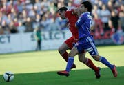 Jamie Carragher kämpft gegen Luzerns David Chiumento um den Ball. (Bild Keystone)