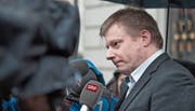Ignaz Walker steht den Journalisten nach der Urteilsverkündung des Obergerichts Rede und Antwort. (Bild: Pius Amrein (Altdorf, 18. April 2016))