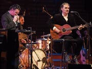 Perfektes Zusammenspiel: Martin Suter an der Mundharmonika, Stephan Eicher mit der Gitarre. (Bild: Boris Bürgisser (28. Februar 2018))