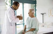 Ein Arzt erklärt einem Patienten im Spital ein Modell.Symbolbild: Getty