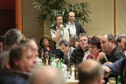 150 Interessierte besuchten das von Redaktor Dominik Buholzer (Bildmitte stehend) geleitete Podiumsgespräch in Stans. (Bild Roger Zbinden/Neue NZ)