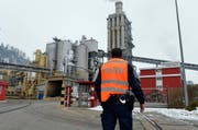 Ein Polizist auf dem Gelände der Kronospan in Menznau. (Bild: Keystone)