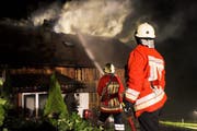 Feuerwehrleute in Ennetmoos im Einsatz. (Archivbild/Neue NZ)