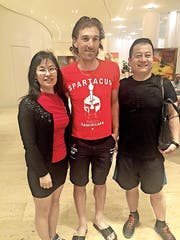 Der ehrliche Finder Fabian Cancellara mit den beiden Chinesen, welche nach ihm im Hotelzimmer übernachtet und dort ihren Talismann vergessen haben. (Bild: pd)