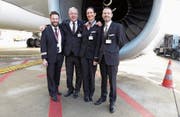 Die Zuger im Cockpit beim letzten Flug von Erich Scherer (Zweiter von links): Lorenz Hartmann, Daniela Koller, Patrick Hürlimann (von links). (Bild: PD)