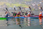 Die Athleten paddeln über den Vierwaldstättersee anlässlich des Kanu-Marathons. (Bild: pd / Daniel Lüthi)