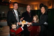 Die Fritschifamilie, Thomas, Ruth, Daniel und Sandra Schärli, zeigt Ehrengast Samuel Schmid die original Luzerner Fritschipastete, das Kernstück des Bärteliessens. (Bild André Häfliger/Neue LZ)