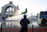 Einsatz von Wasserwerfern der Polizei am Bahnhof Luzern. (Bild: Archiv Neue LZ)