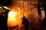 Die Feuerwehr kann das vollständige Abbrennen der Scheune nicht verhindern. (Bild: Freiwillige Feuerwehr der Stadt Zug)