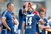 Willkommene Trinkpause: Die FCL-Spieler Tomislav Puljic (Mitte), Jérôme Thiesson und Oliver Bozanic (rechts) während des Spiels gegen den FC Zürich. Links: Konditionstrainer Christian Schmidt. (Bild Philipp Schmidli)