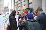 Auf den Plakaten zu lesen sind Slogans wie «We don't need no education» oder «Keine Bildung auf Sparflamme». (Bild: Ramona Geiger / luzernerzeitung.ch)