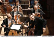 Nicht nur brillant, sondern wie immer auch sehr körperlich: Andris Nelsons mit dem Boston Symphony Orchestra. (Bild Lucerne Festival / Peter Fischli)