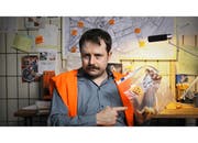 Gabriel Vetter mit mächtigem Schnauz in der Serie «Güsel». (Bild: PD/SRF)