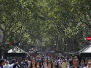 In den vergangenen Jahren ist die Kritik in Barcelona am Touristenboom lauter geworden. Die Stadt geht deshalb die Zimmervermittlungsportale vor, die ohne Genehmigungen Wohnungen an Touristen vermieten. (Bild: Manu Fernandez / Keystone)