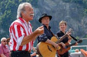 Mit fetzigem Sound, subtilem Humor, schrägen Ideen und witzigen Texten boten die drei Musizierenden von «Wilhelm Toll» ein unvergessliches Musikprogramm vom Feinsten. (Bild PD)