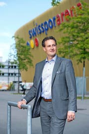 FCL-Präsident und Anwalt Philipp Studhalter (40) vor der Luzerner Swissporarena. (Bild Dominik Wunderli)