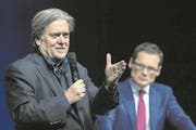 Former White House strategist Steve Bannon, left, speaks next to Editor-in-chief of Swiss weekly ''Weltwoche'' Roger Koeppel during the "Weltwoche on the road - Steve Bannon“ event in Zurich, Switzerland, Tuesday 6, 2018. Bannon speaks on his time in the White House and other politival topics. (KEYSTONE/Ennio Leanza) (Bild: Ennio Leanza / Keystone (Zürich, 6. März 2018))