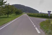 Der Autofahrer setzte auf der Mühlestrasse, kurz vor der Verzweigung Feldstrasse, zum Überholmanöver an. (Bild: Google Maps)