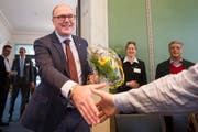 Der neu gewählte Regierungsrat Martin Pfister von der CVP nimmt nach der Resultatverkündung im Regierungsgebäude in Zug die Gratulationen entgegen. (Bild: Urs Flueeler / Keystone)