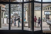 Blick aus dem Schulhaus Bühlmatt 1, das ab diesem Sommer umgebaut wird. (Bild: Nadia Schärli (Udligenswil, 11. April 2017))