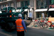 Die falsch parkierten Velos behindern die Baustelle und müssen weggeräumt werden. (Bild: pd / Stadt Luzern)