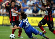 Stephane Besle (links) und Thierno Bah, (rechts) von Xamax, stoppen Davide Chiumient vom FC Luzern. (Bild Keystone)